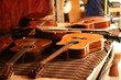 gitarren auf einem tisch