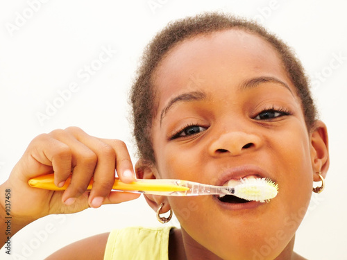 Foto: girl brushing cleaning teeth girl brushing cleaning teeth