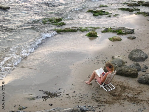 Foto: leyendo en la playa leyendo en la playa