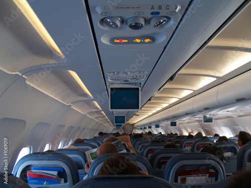 Foto: interior de un avion de pasajeros interior de un avion de pasajeros