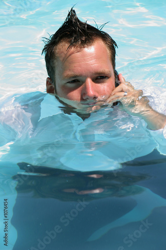geschäftsmann im pool 4 geschäftsmann im pool 4