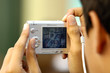 jeune qui photographie