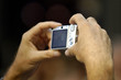 homme qui photographie