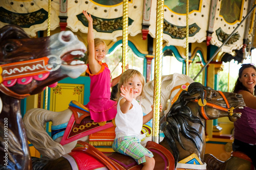 Foto: kids on a carousel kids on a carousel