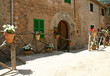 blumengeschmückte straße in valldemossa blumengeschmückte straße in valldemossa