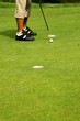 golf - golfeur en train de putter