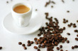 eine tasse kaffee mit den kaffeebohnen