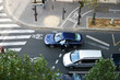 policiers interpelant une voiture