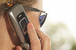 Foto: frau mit handy am ohr frau mit handy am ohr