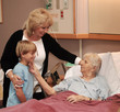Foto: family visiting hospice family visiting hospice
