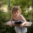 Photo: petite fille sur la balançoire petite fille sur la balançoire