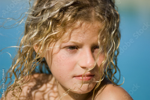 Photo: jeune fille au bord de l'eau jeune fille au bord de l'eau