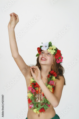 Photo : preteen girl dressed as hula girl preteen girl dressed as hula girl