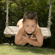 Photo: jeune garcon sur une balancoire jeune garcon sur une balancoire
