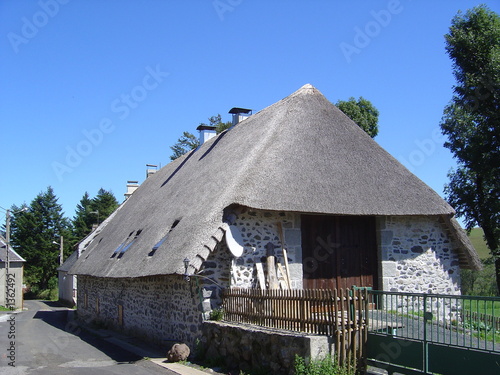 Photo : maison avec un toit de chaume maison avec un toit de chaume