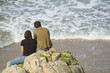 couple regardant la mer