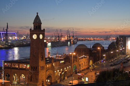 hamburg harbour night