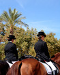 mujeres paseando a caballo