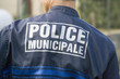 policier de dos