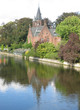 maison rouge sur l'eau