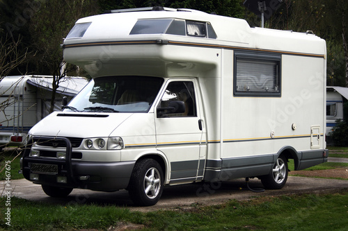 wohnmobil auf campingplatz