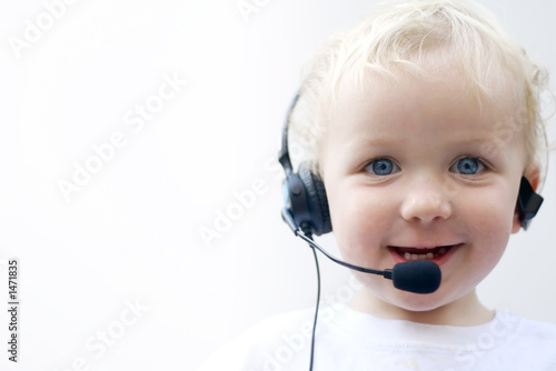 Foto: young boy wearing telephone headset young boy wearing telephone headset
