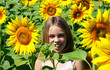 fille dans un champ de tournesol