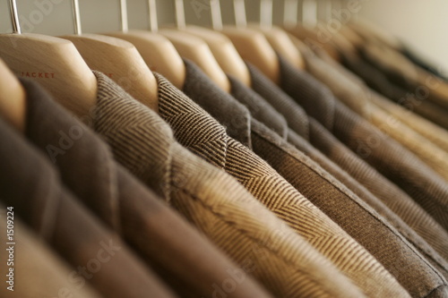 portant de vestes sur cintre