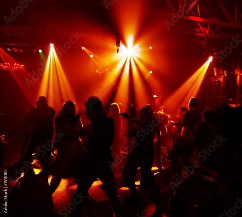silhouetten von jungen discobesuchern