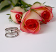 Foto: cream and pink roses and wedding rings cream and pink roses and wedding rings