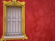 muro e finestra rosso e giallo