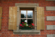 holzfenster im backsteinhaus