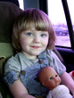 Mädchen im Auto mit Puppe