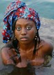 jeune femme africaine dans l'eau