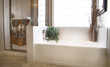 elegantes Badezimmer und Fenster