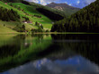 paesaggio alpino con lago