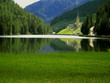 paesaggio con lago di montagna