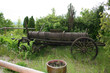 historischer leiterwagen mit wasserfass