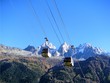 oeufs devant montagnes à chamonix dans les alpes