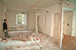 Photo en ligne au meilleur prix jeune homme faisant des travaux