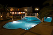 swimmingpool bei nacht