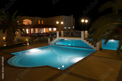 swimmingpool bei nacht