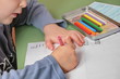 Foto: enfant dessinant enfant dessinant