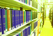 bücherregale in einer bibliothek