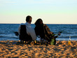 Photo: pareja tomando una copa en la playa pareja tomando una copa en la playa