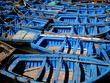 flotille de barques bleues