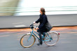 Femme faisant du vélo