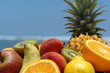 fruits en vrac sur fond lagon