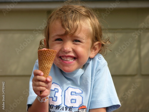 kind mit eis kind mit eis