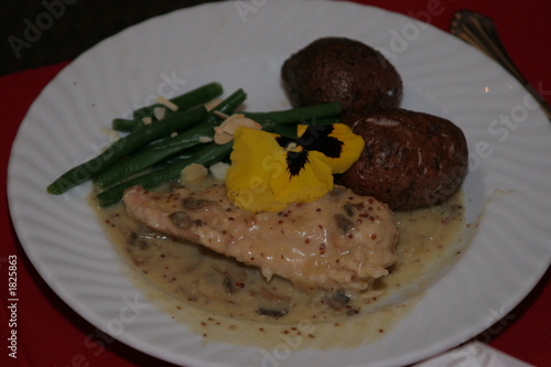 Foto: food plate chicken potato bean white flower yellow food plate chicken potato bean white flower yellow